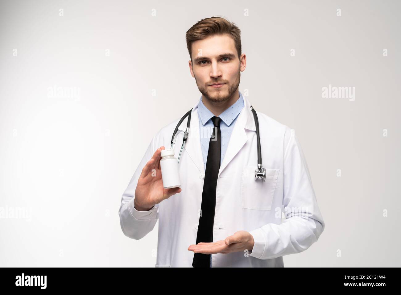 Докторы с уколам для детей. Видео про доктора. Мультсериалы про врачей. Познавательное видео врачи. Doctor giving consultation.