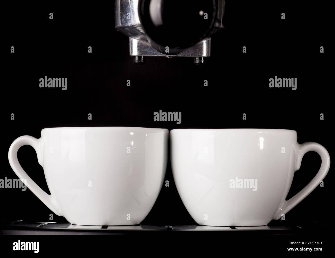 https://c8.alamy.com/comp/2C123F3/espresso-cups-and-coffee-machine-2C123F3.jpg