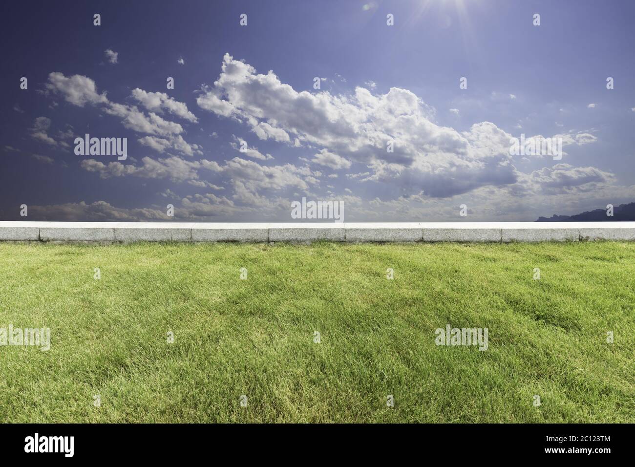 Empty green meadow hi-res stock photography and images - Alamy