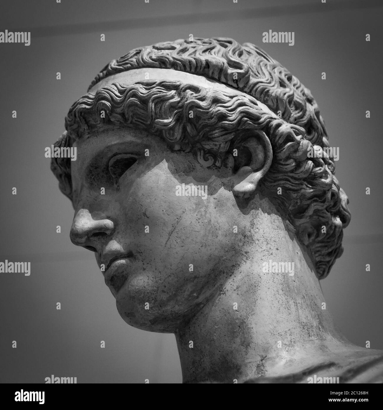 Head and shoulders detail of the ancient sculpture Stock Photo Alamy