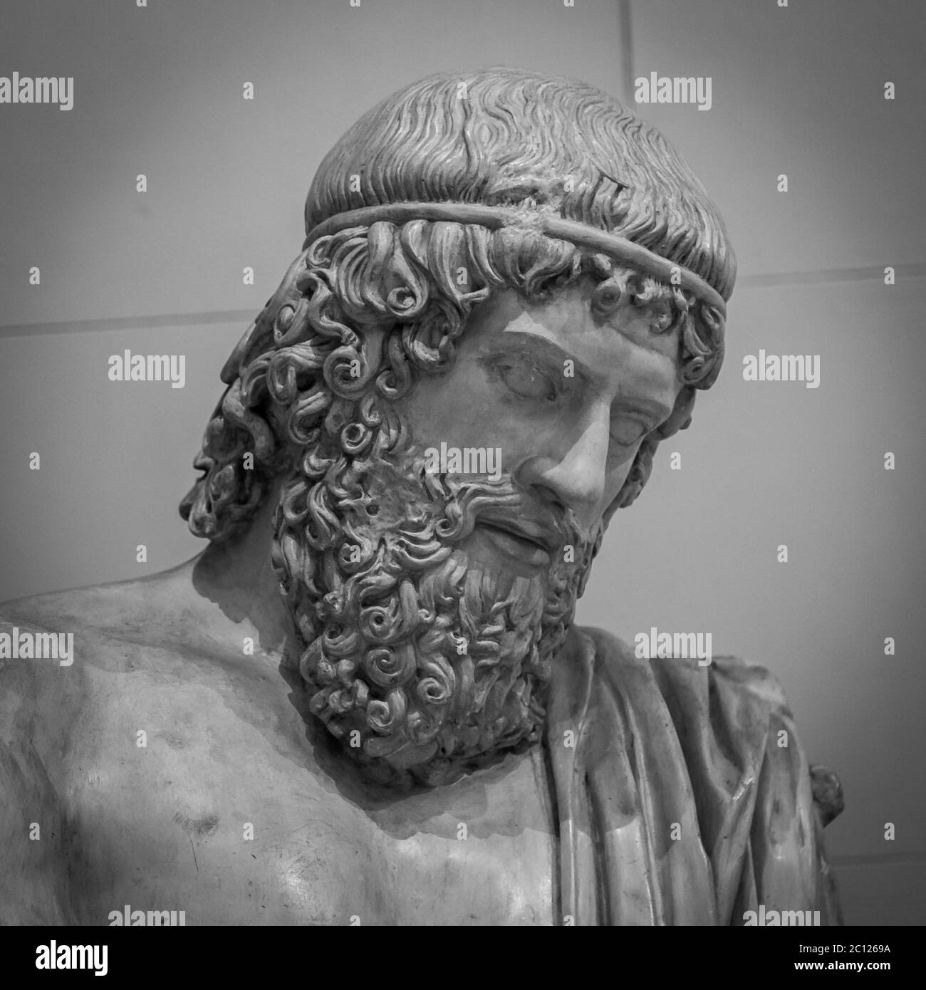 Head and shoulders detail of the ancient sculpture Stock Photo Alamy