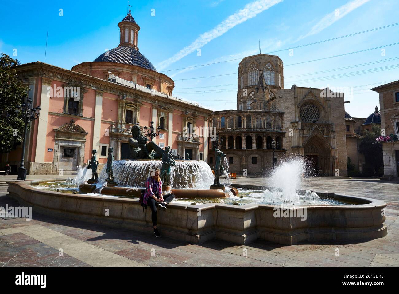 la Fuente del Turia (Turia Fountain) and Valencia Cathedral, Plaza de la Virgen, Valencia, Spain. Stock Photo