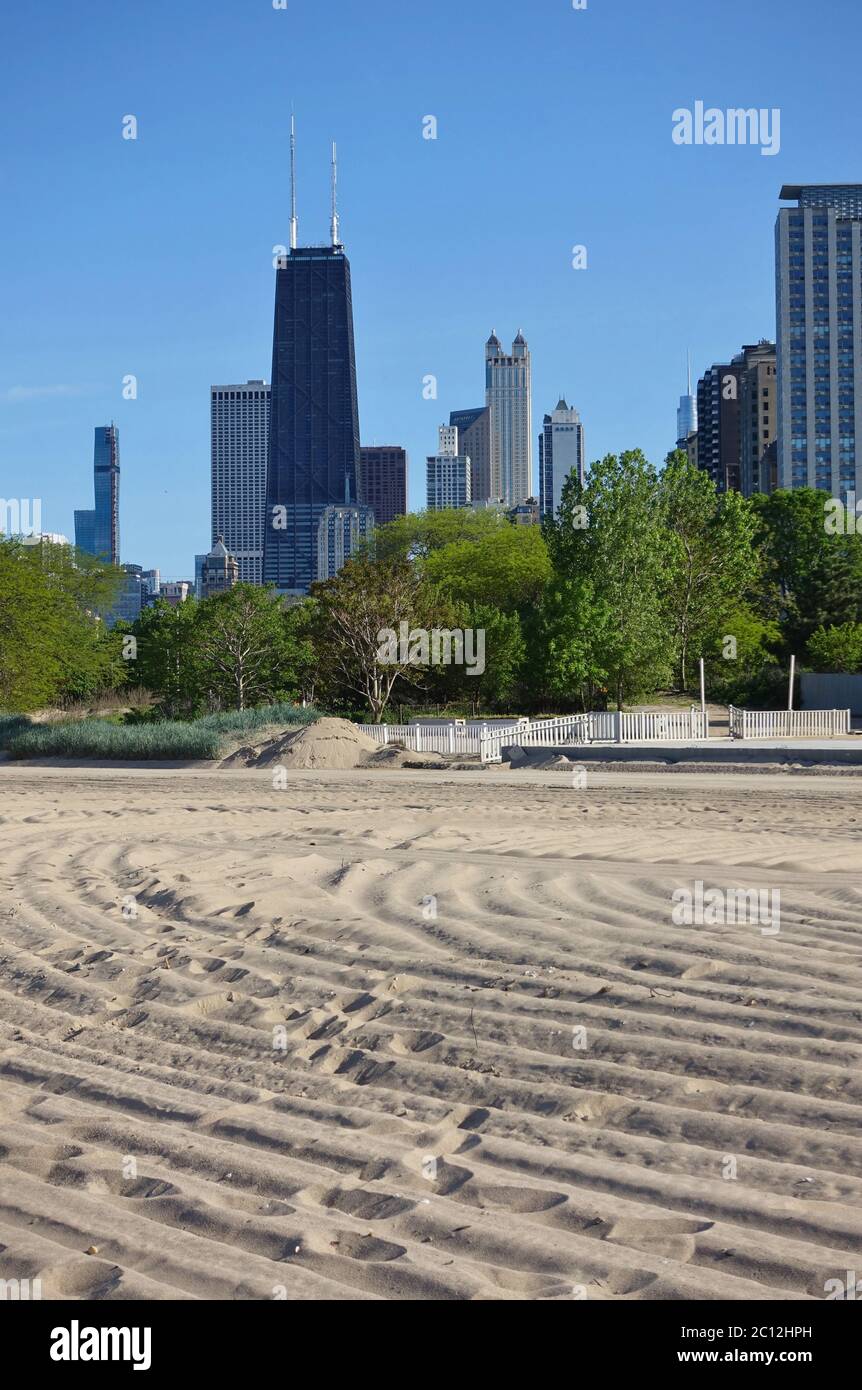 Chicago's 12th Street Beach, a narrow strip of beach just south of the  city's Museum Campus provides relief from summer heat. Chicago, Illinois,  USA Stock Photo - Alamy