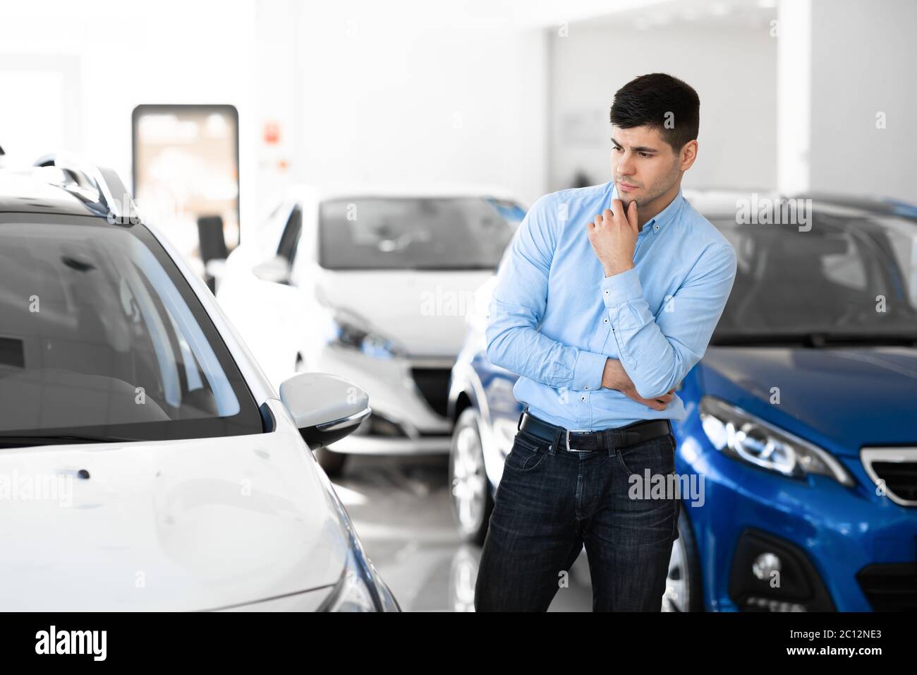 Car showroom empty hires stock photography and images Alamy
