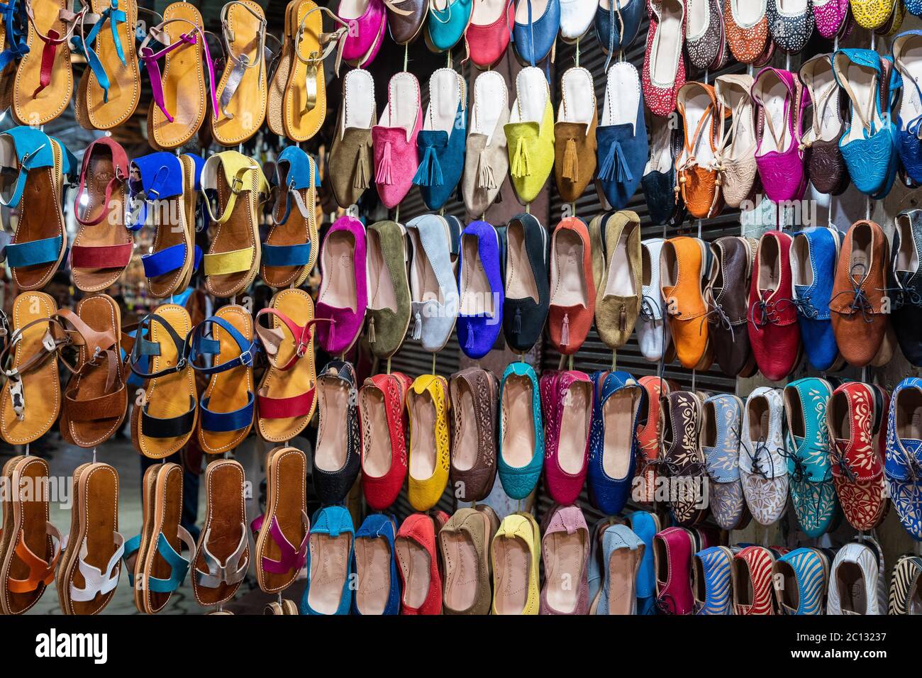 MOROCCO MARRAKECH JEMAA EL FNA MEDINA SOUK ASSORTMENT OF MULTICOLOURED LEATHER SHOES, SLIPPERS OR BABOUCHE FOR SALE Stock Photo