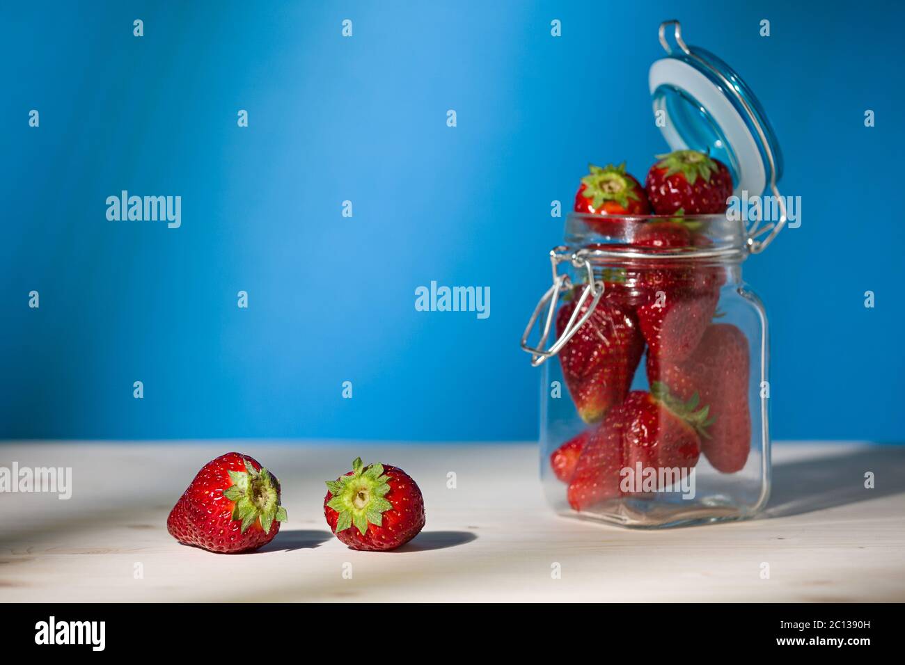 Fresh whole strawberries glass hi-res stock photography and images - Alamy