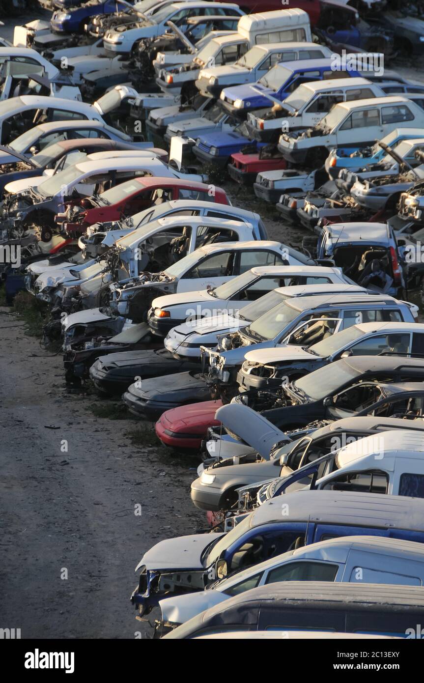 Cars junkyard crane hi-res stock photography and images - Alamy