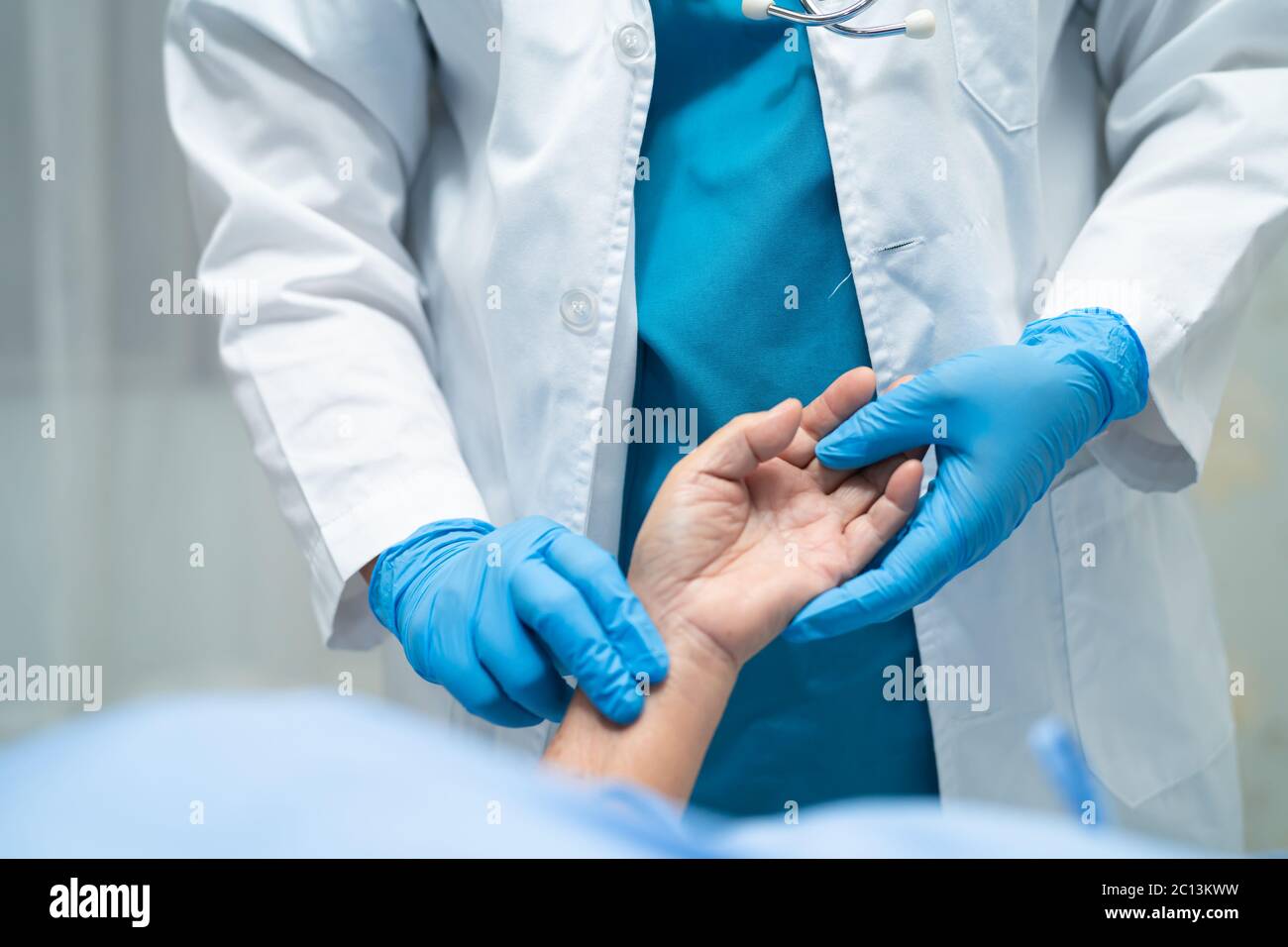 https://c8.alamy.com/comp/2C13KWW/doctor-catch-the-pulse-with-patient-in-nursing-hospital-ward-healthy-strong-medical-concept-2C13KWW.jpg