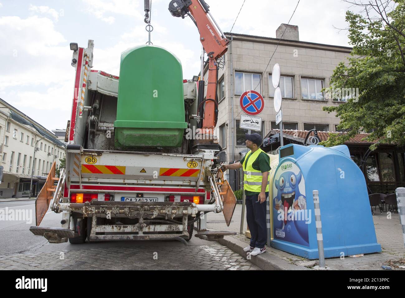 Automated garbage bins hires stock photography and images Alamy