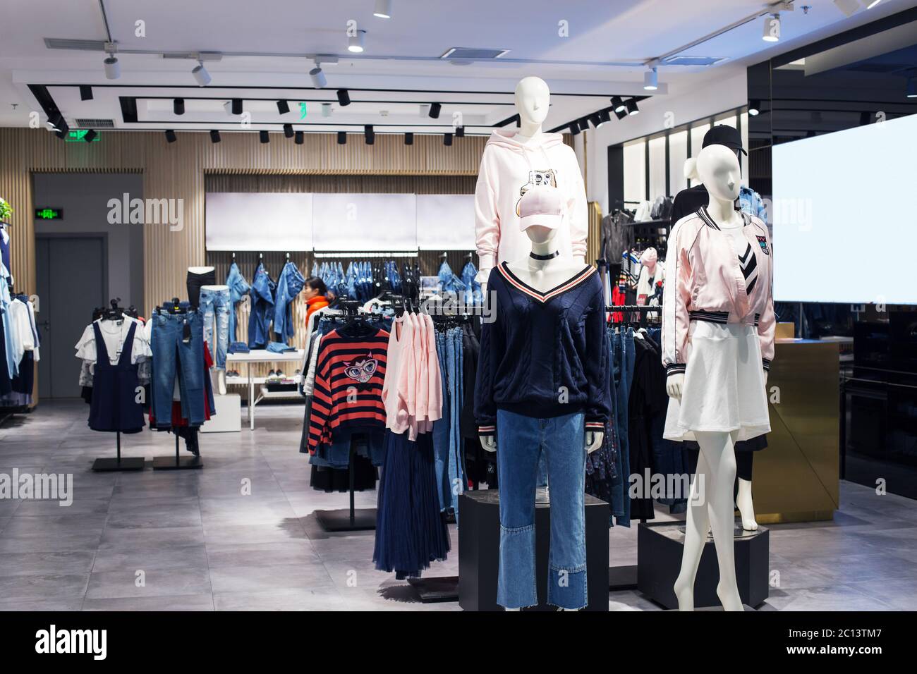 Shop interior display mannequin hi-res stock photography and images - Alamy