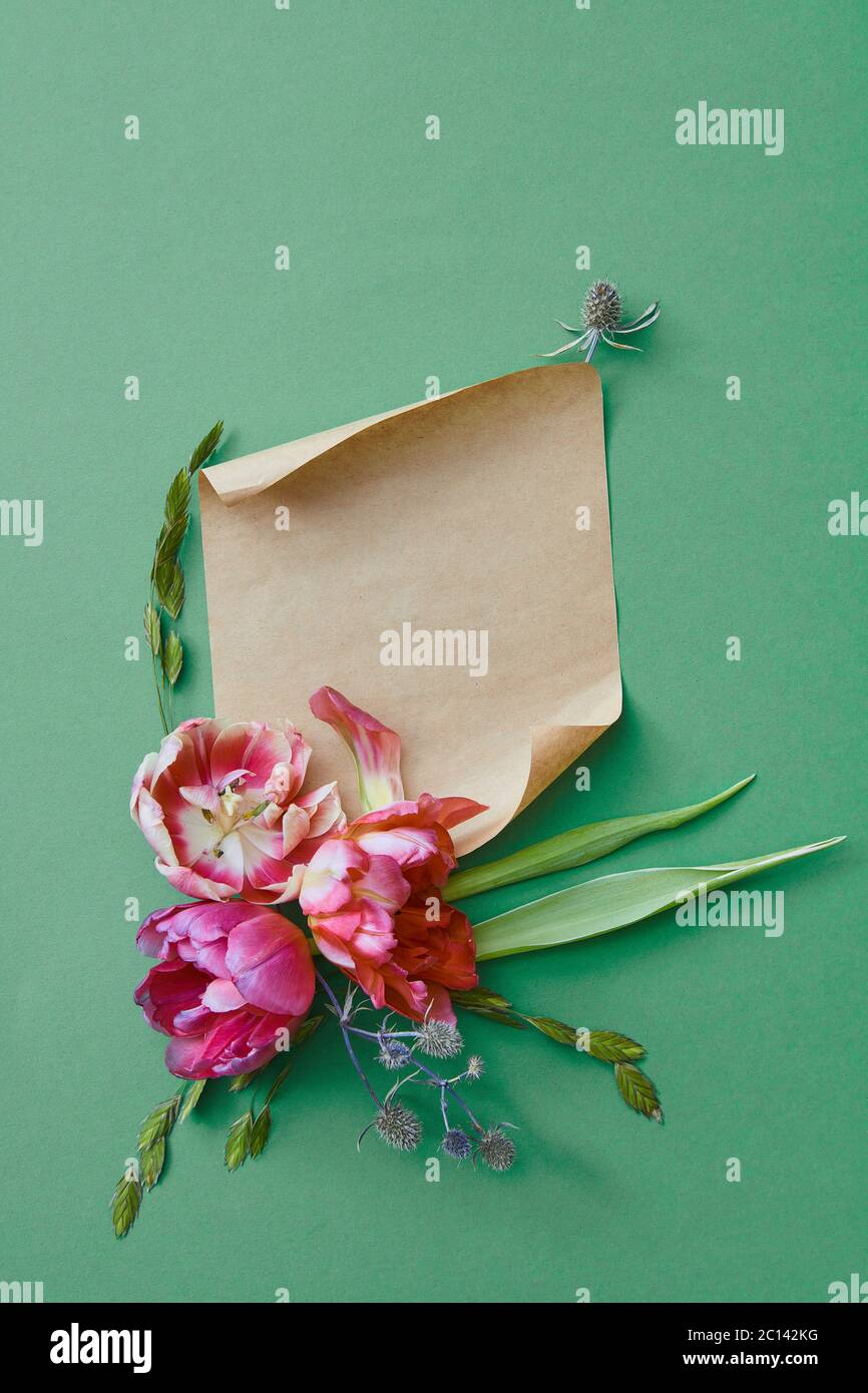 Brown craft paper flowers hi-res stock photography and images - Alamy