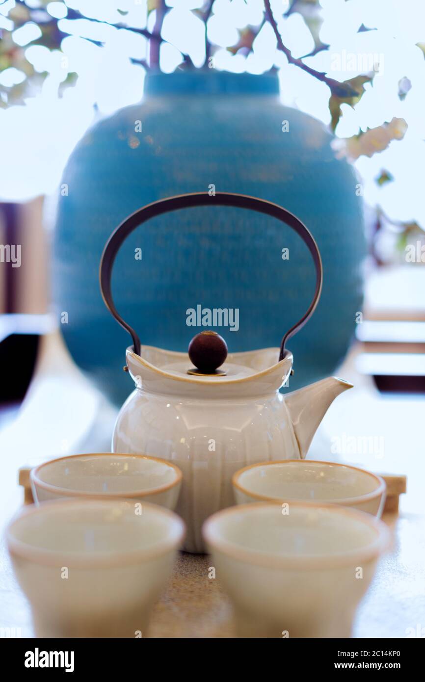 Asian tea set. Hot tea in pot and teacups. Japanese teapot and cups on  bamboo mat Stock Photo - Alamy