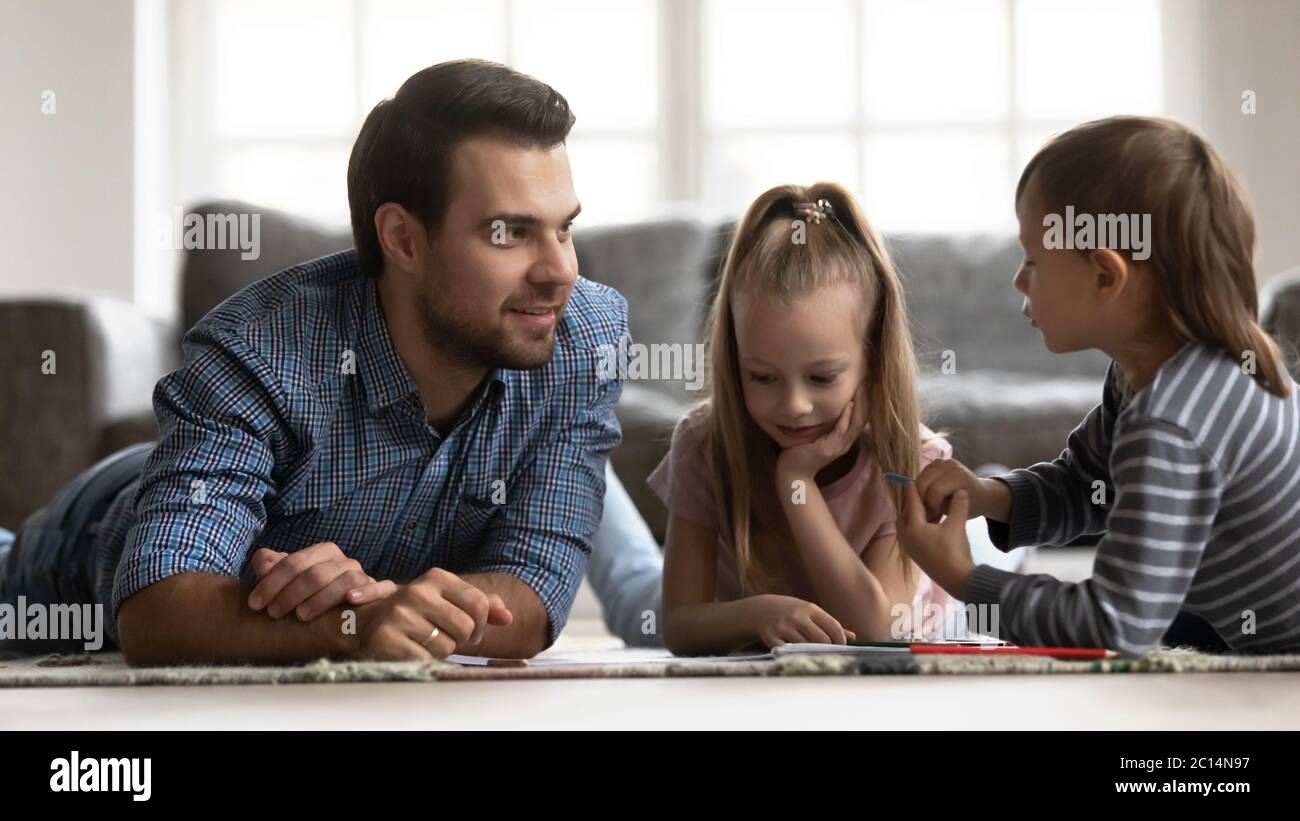 Retrato De Criança Disfarçado De Pirata Foto de Stock - Imagem de  expressivo, olho: 163859428