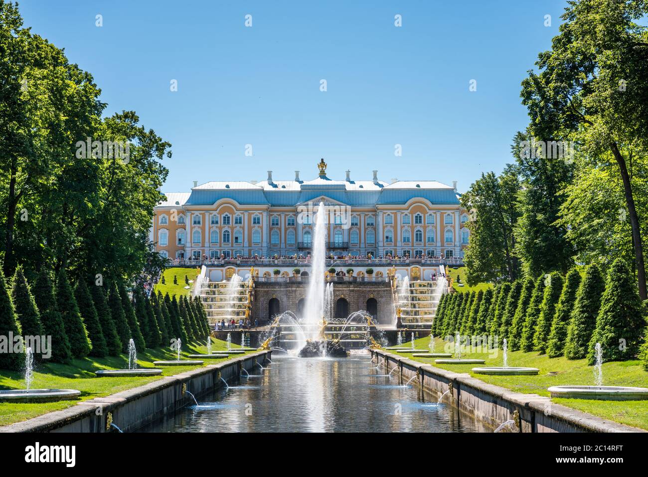 Peterhof Grand Palace And Samson Fountain Inside Of The Summer Palace Of Peter The Great In Saint Pertersburg Russia Stock Photo Alamy