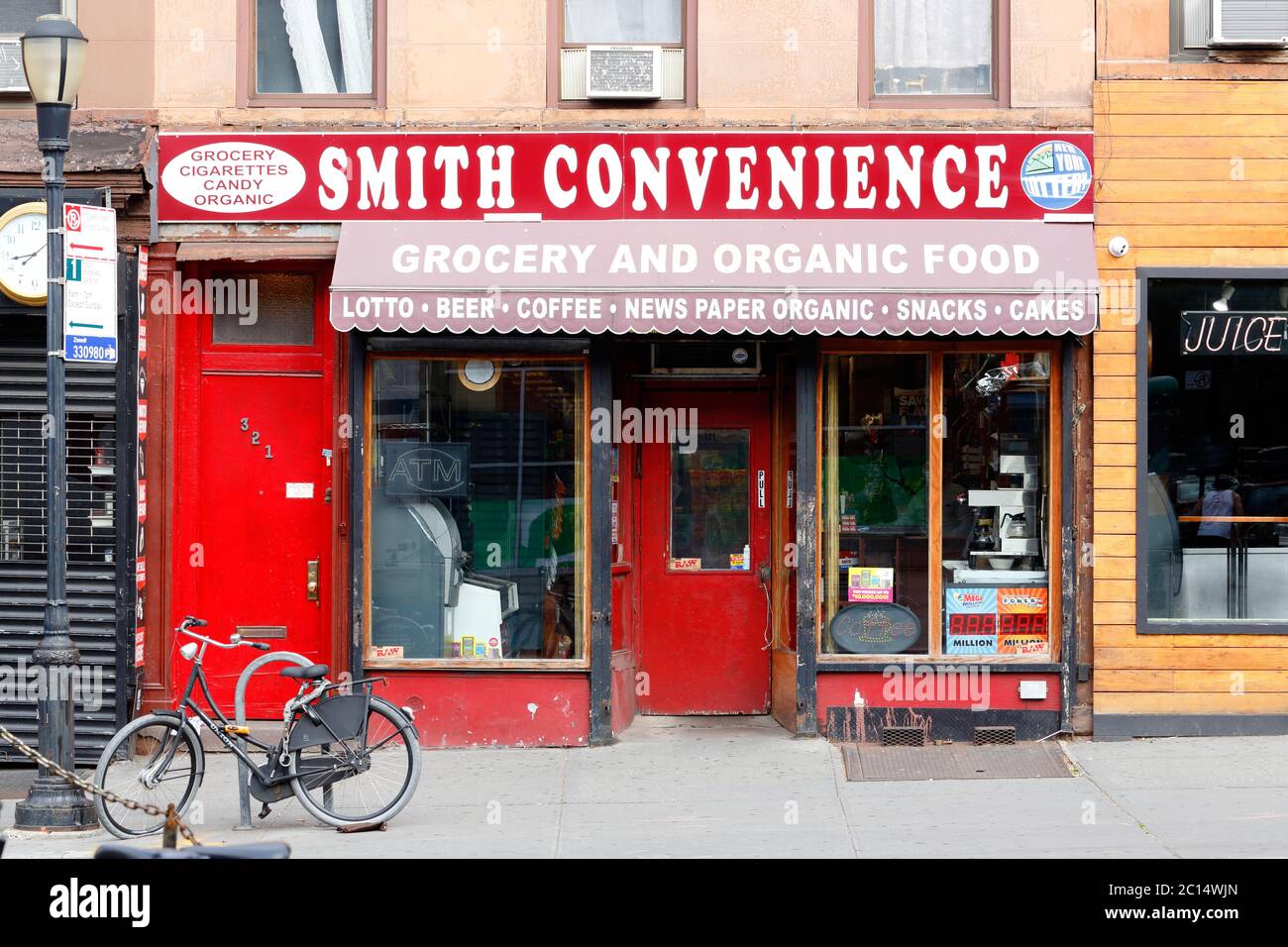 Smith Convenience, 321 Smith Street, Brooklyn, New York. NYC storefront photo of a convenience store in the Carroll Gardens neighborhood. Stock Photo