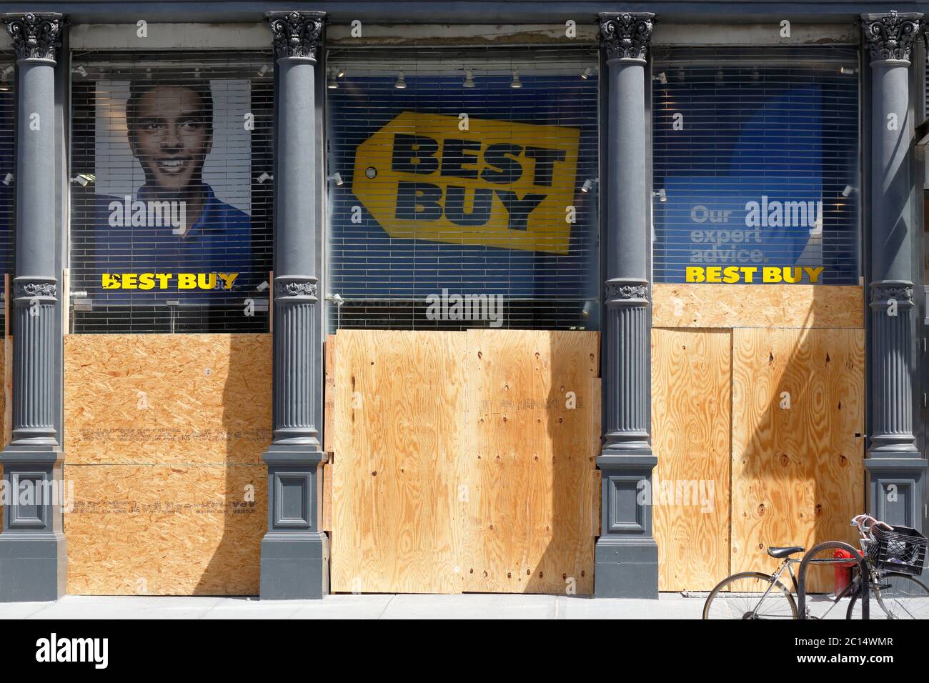 A shuttered, boarded up, closed Best Buy home electronics storefront in New York Stock Photo