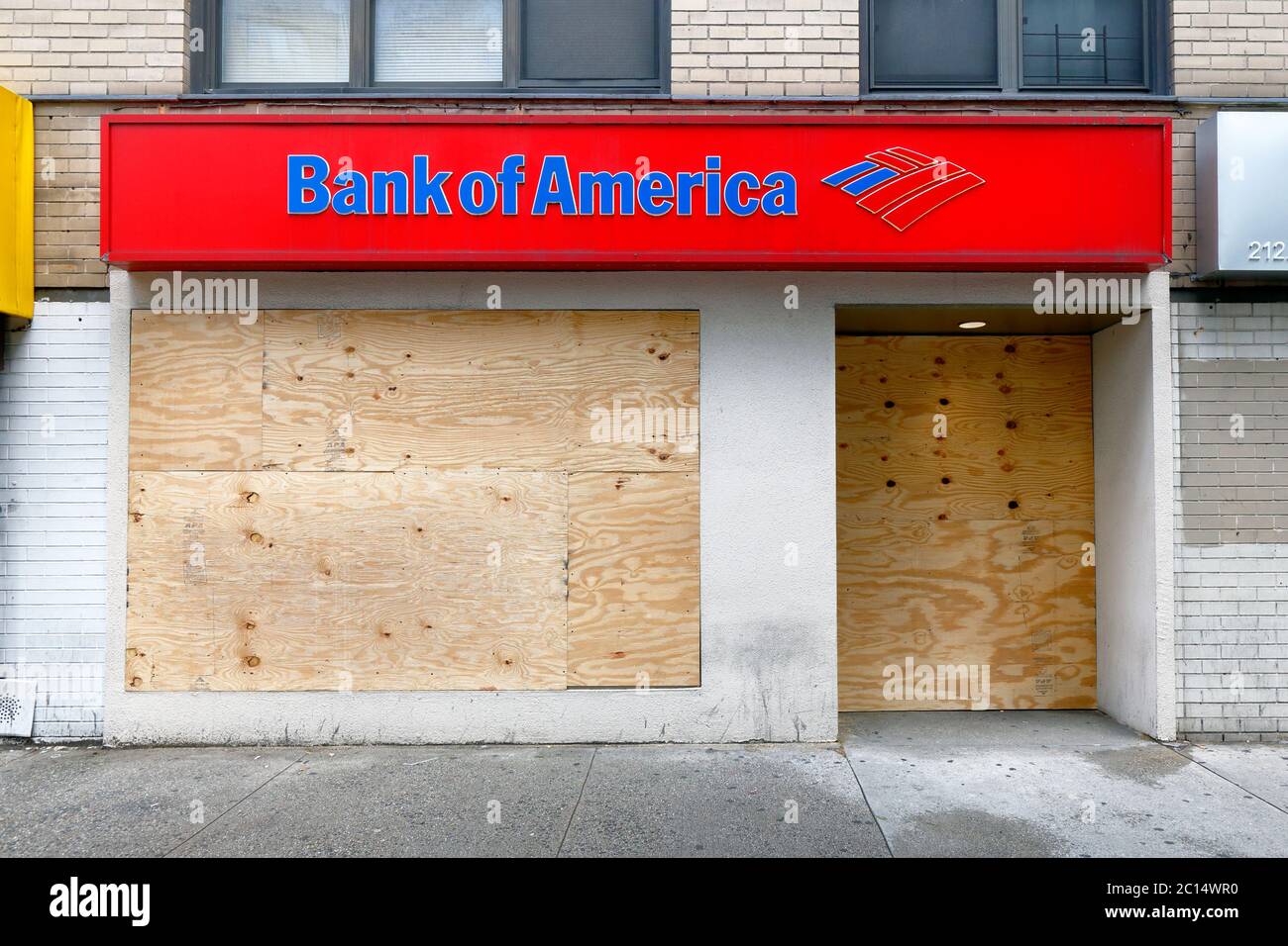 A shuttered, boarded up, closed Bank of America storefront bank branch in New York Stock Photo