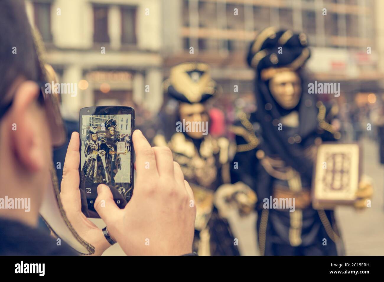 Venice carnival tourist couple hat hi-res stock photography and images ...