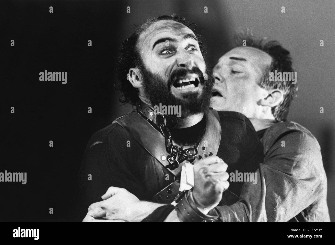 l-r: Antony Sher (Malvolio), Bruce Alexander (Feste) in TWELFTH NIGHT by Shakespeare at the Royal Shakespeare Company (RSC), Royal Shakespeare Theatre, Stratford-upon-Avon  07/07/1987   set design: Kit Surrey   costumes: Deirdre Clancy   lighting: Robert Bryan   director: Bill Alexander Stock Photo