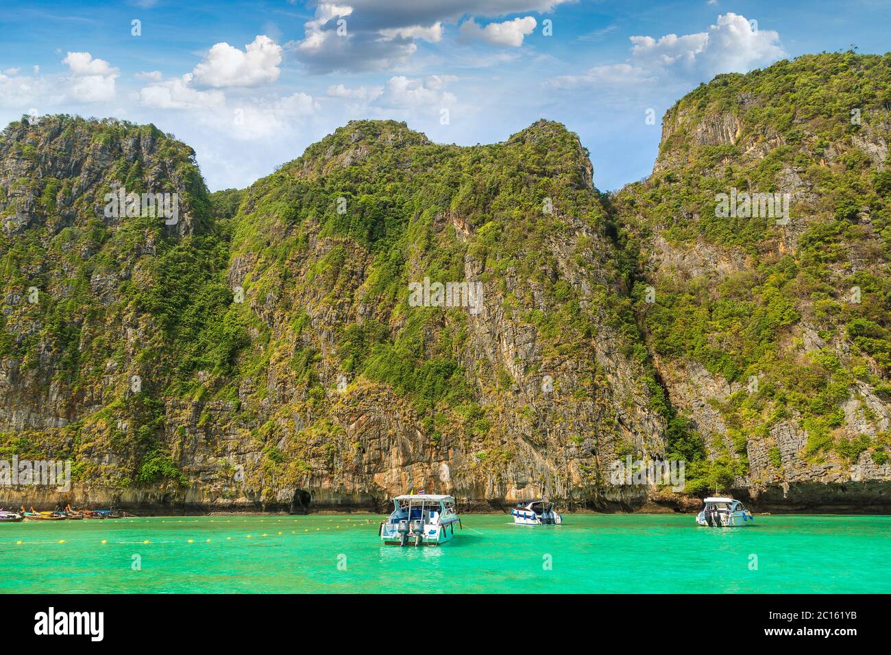 Maya bay on Koh Phi Phi Leh island, Thailand in a summer day Stock Photo - Alamy Maya bay on Koh Phi Phi Leh island, Thailand in a summer day Stock Photo - Alamy