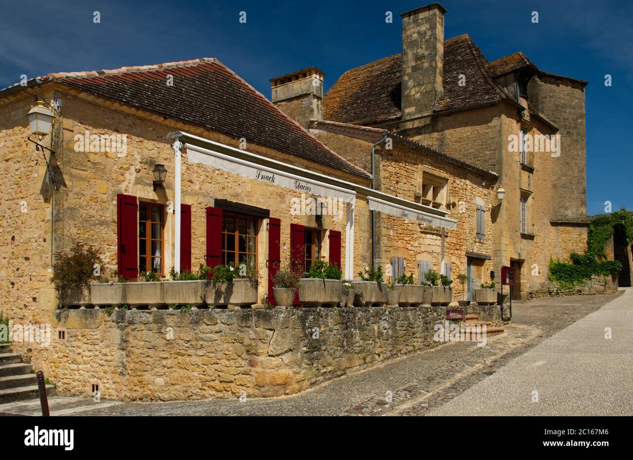 Restaurant and houses opposite the Chteau de Biron Stock Photo