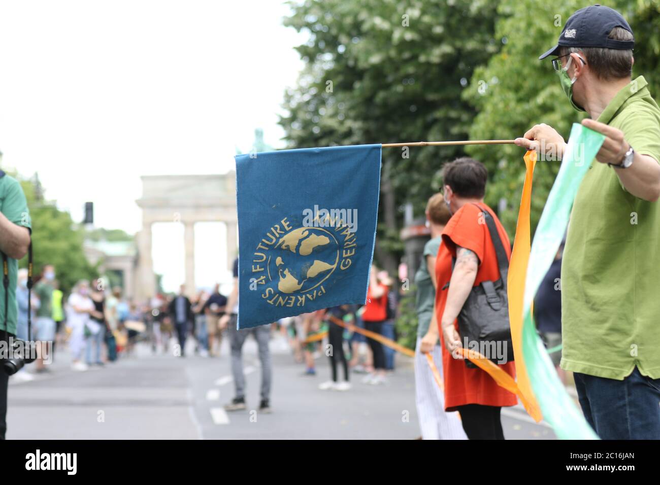 06/14/2020, Berlin, Germany, The alliance "Unteilbar" (Indivisible), demonstrates against social injustice and racism with a nine kilometer long human chain from the Brandenburger Tor to Neukölln. Stock Photo