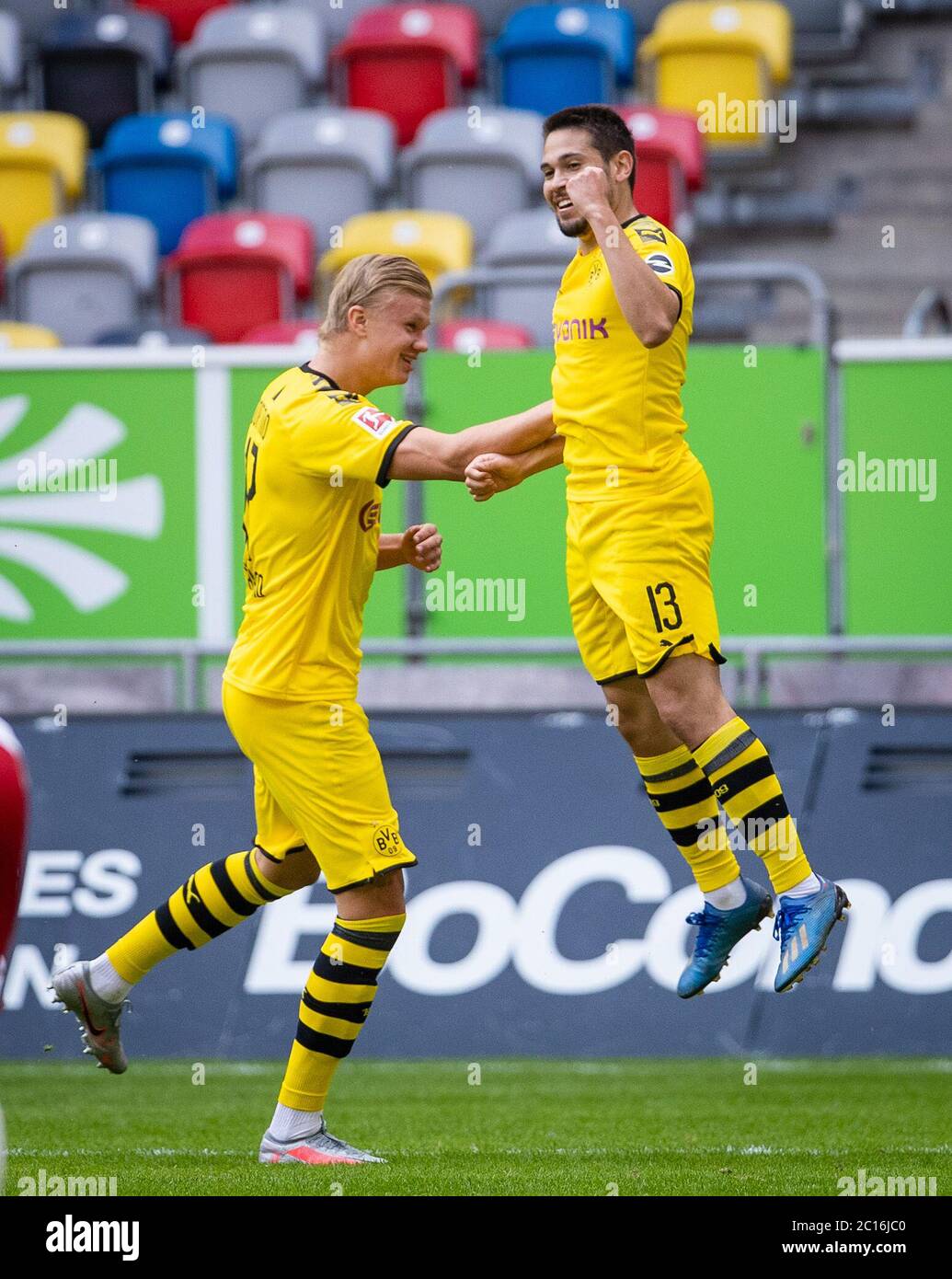 Merkur Spiel Arena Duesseldorf Germany 13.6.2020, Football: Bundesliga season 2019/20 matchday 31  Fortuna Düsseldorf (F95, white) vs Borussia Dortmund (BVB, yellow) 0:1 — Erling Haaland (BVB), Raphael Guerreiro (BVB) celebrate  Due to the Corona pandemic matches are played in empty stadiums without spectators  Foto:  Moritz Mueller /firosportphoto//POOL/via Kolvenbach       DFL REGULATIONS PROHIBIT ANY USE OF PHOTOGRAPHS AS IMAGE SEQUENCES AND OR QUASI VIDEO     EDITORIAL USE ONLY     NATIONAL AND INTERNATIONAL NEWS AGENCIES OUT c Stock Photo