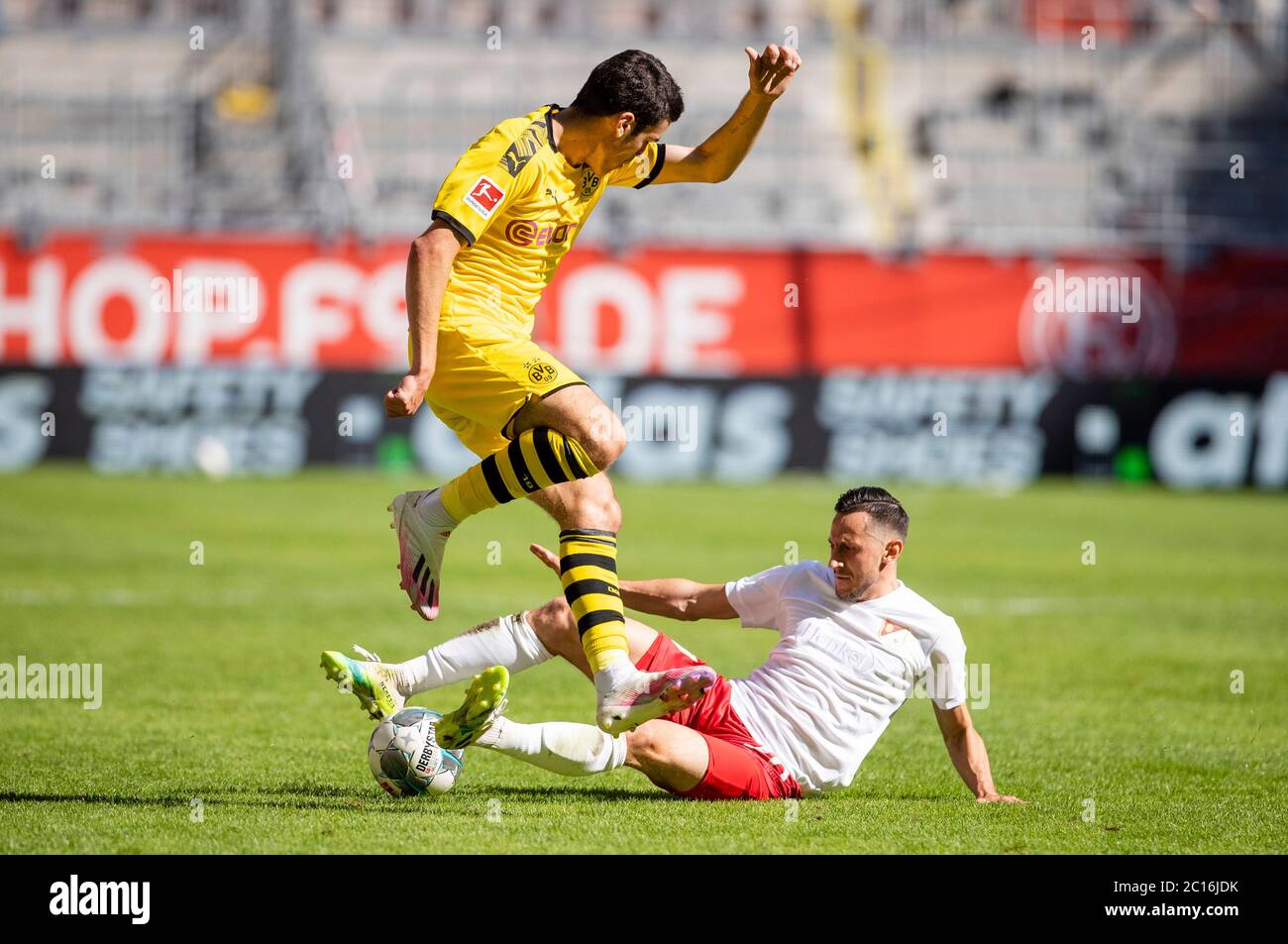 Merkur Spiel Arena Duesseldorf Germany 13.6.2020, Football: Bundesliga season 2019/20 matchday 31  Fortuna Düsseldorf (F95, white) vs Borussia Dortmund (BVB, yellow) 0:1 — Steven Skrzybski (F95), Giovanni Reyna (BVB) Due to the Corona pandemic matches are played in empty stadiums without spectators  Foto:  Moritz Mueller /firosportphoto//POOL/via Kolvenbach       DFL REGULATIONS PROHIBIT ANY USE OF PHOTOGRAPHS AS IMAGE SEQUENCES AND OR QUASI VIDEO     EDITORIAL USE ONLY     NATIONAL AND INTERNATIONAL NEWS AGENCIES OUT c Stock Photo