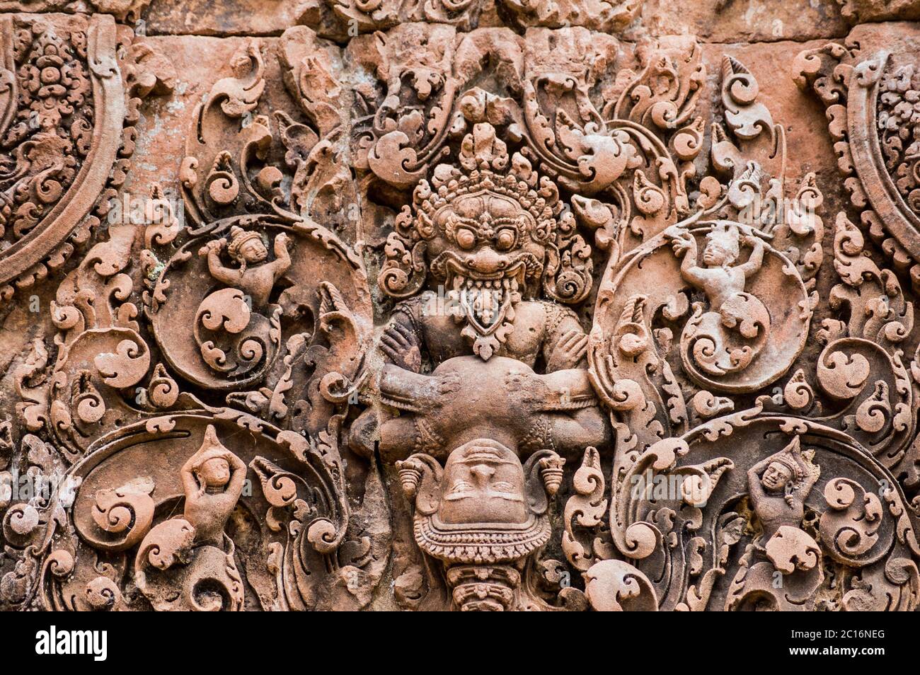 Ancient Khmer carving sandstone showing the Hindu god Vishnu in the guise of the lion man Narasimha clawing the demon Hiranyakashipu. Lintel at Bantea Stock Photo