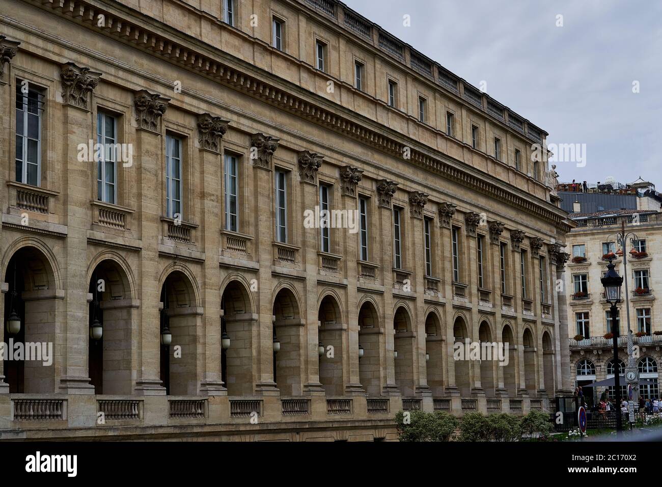 BORDEAUX - Place de la Comédie - au fond, les Quinconces