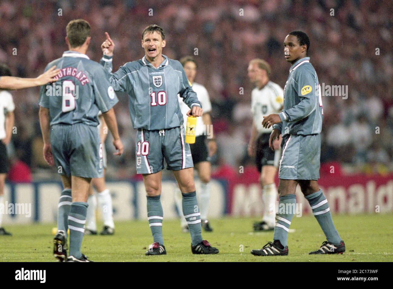 Football, firo: 26.06.1996 European Football Championship Euro Euro 1996 semi-final, knockout phase, semi finals, archive photo, archive pictures Germany - England 6: 5 in, after penalty shoot-out Teddy Sheringham, whole figure, gesture, with, and, Paul Ince, Gareth Southgate | usage worldwide Stock Photo