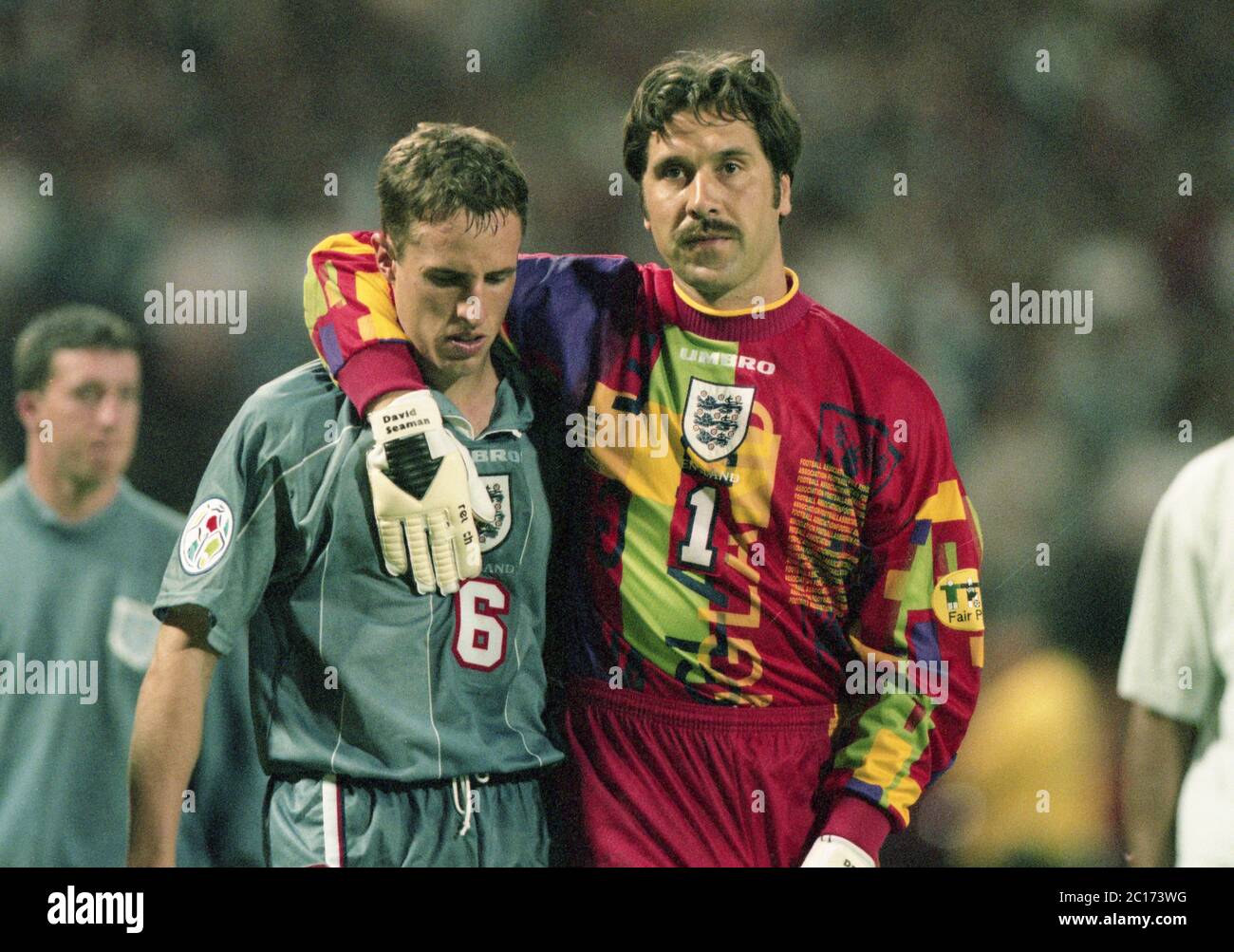 Grossbritannien. 27th Apr, 2020. Football, firo: 26.06.1996 European Football Championship Euro Euro 1996 semi-finals, knockout phase, semi finals, archive photo, archive pictures Germany - England 6: 5 im, after penalty shootout Gareth Southgate, half figure, with, and, David Seaman | usage worldwide Credit: dpa/Alamy Live News Stock Photo