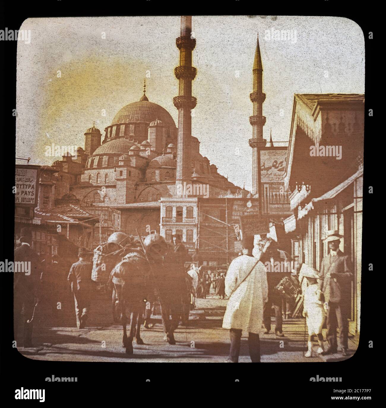 Istabul Constantinople:Toll booth on the Galata bridge with Yeni Camii Eminönü (Valide Sultan Camii) mosque. Slide from around 1910. Photograph on dry glass plate from the Herry W. Schaefer collection. Stock Photo