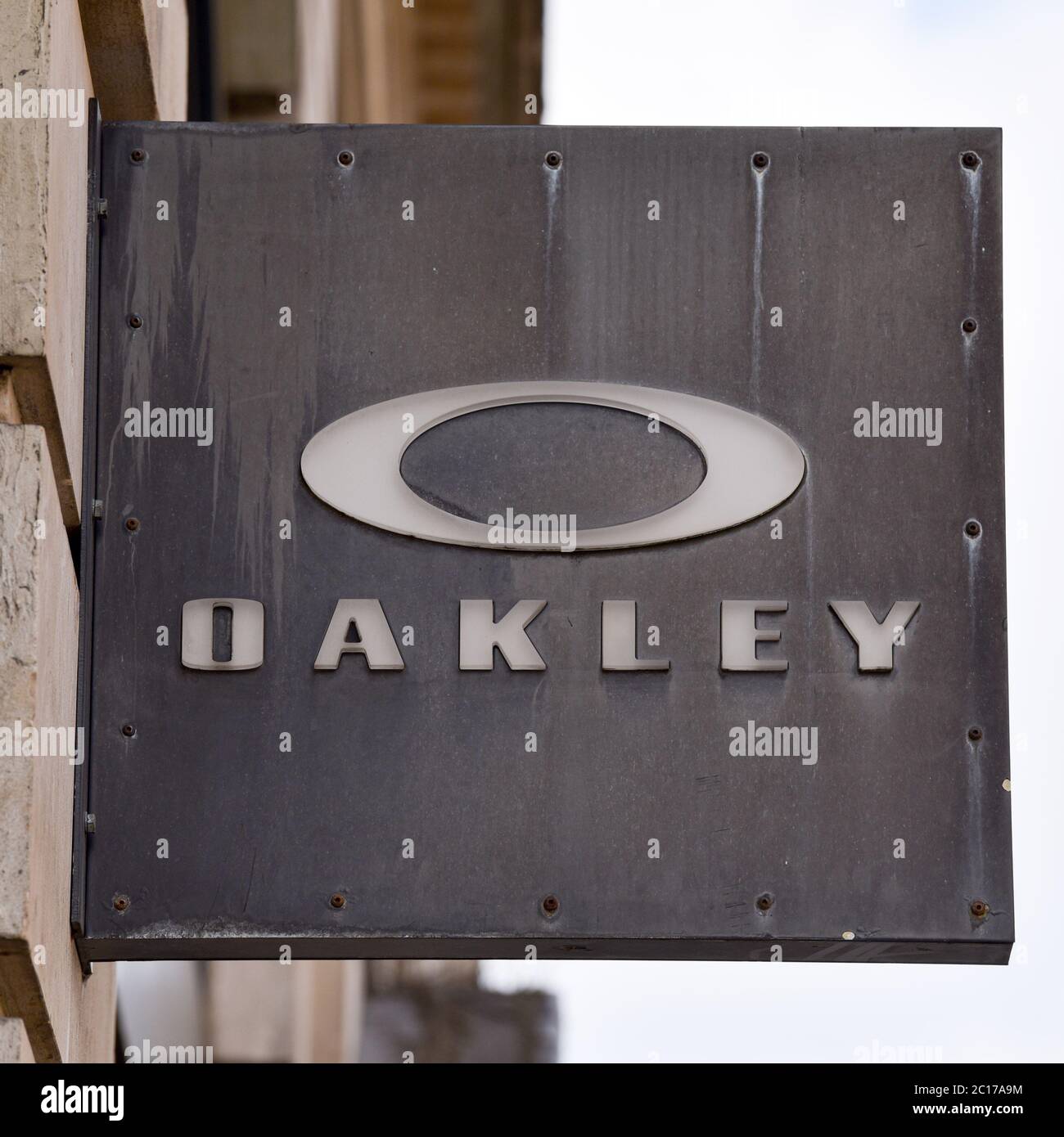 Oakley logo hi-res stock photography and images - Alamy