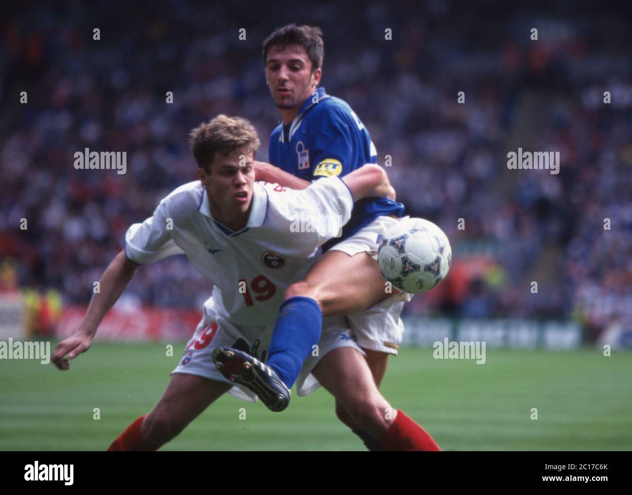 Grossbritannien. 12th Apr, 2020. Football, firo: 11.06.1996 European Football Championship Euro Euro 1996 group stage, group 3, group C, archive photo, archive pictures Italy - Russia 2-1 duels, Alessandro Del Piero, versus, Vladislav Radimov | usage worldwide Credit: dpa/Alamy Live News Stock Photo