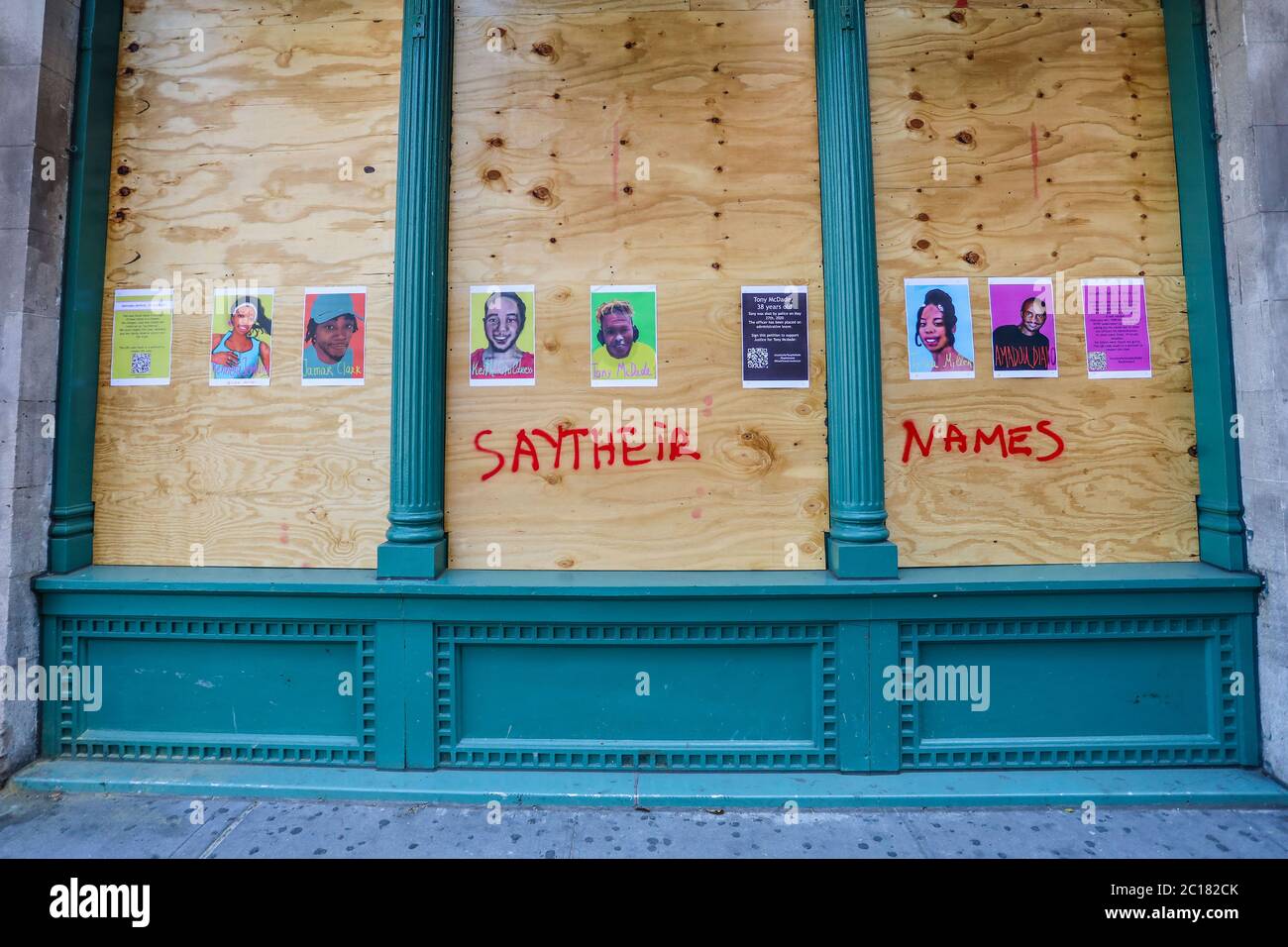 New York, United States. 14th June, 2020. New York residents and artists express their art and leave messages of love, hope and social justice on shop closings that are scattered throughout the city during the Coronavirus COVID-19 pandemic and protests against racism in the United States. Credit: Brazil Photo Press/Alamy Live News Stock Photo