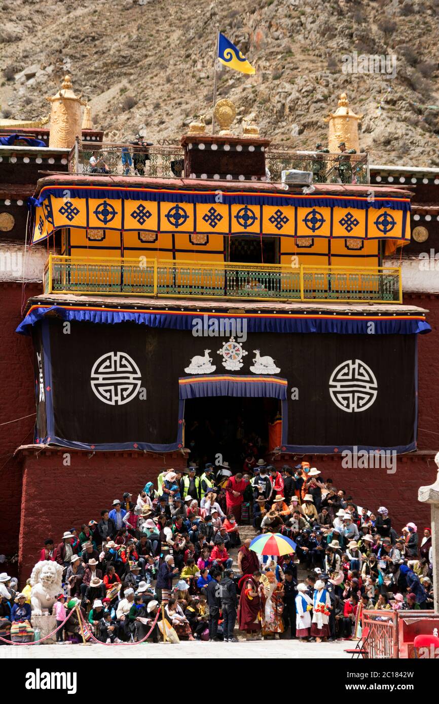 The multitude watching the cham dances, Tsurphu monastery, Tibet Stock Photo