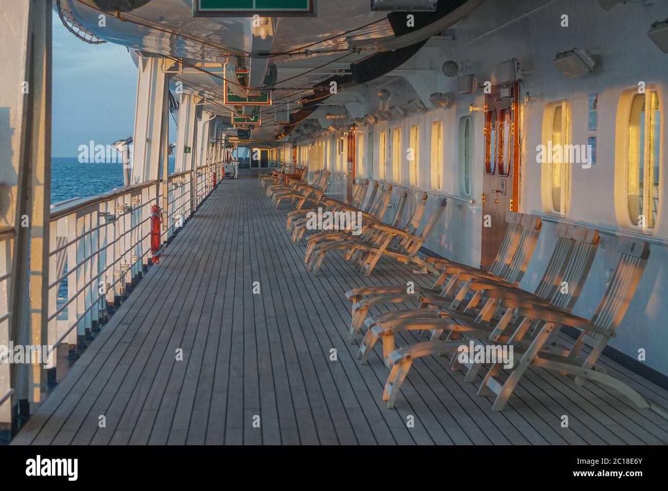 Promenade deck chairs ship hi-res stock photography and images - Alamy