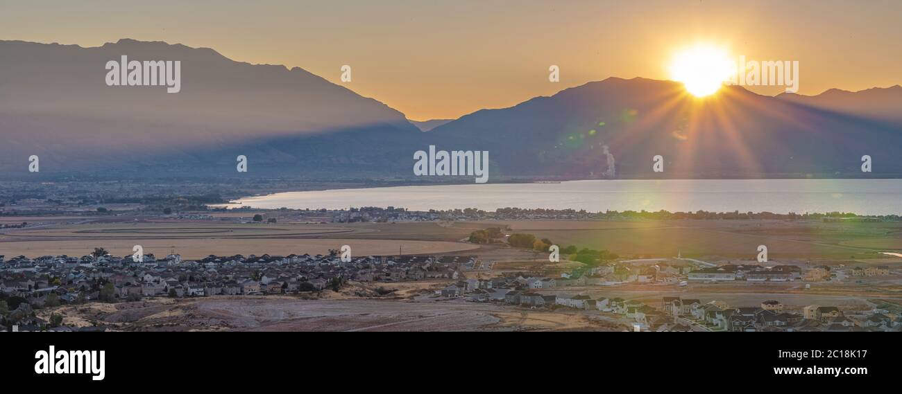 View sunrise above mountains hi-res stock photography and images - Alamy
