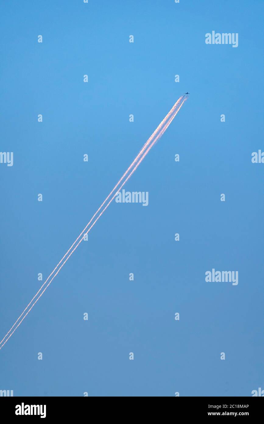 Diagonal contrail hi-res stock photography and images - Alamy