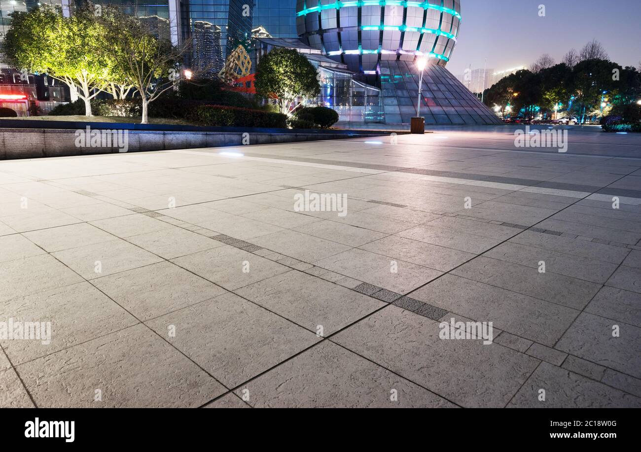 Empty sidewalk modern buildings hi-res stock photography and images - Alamy
