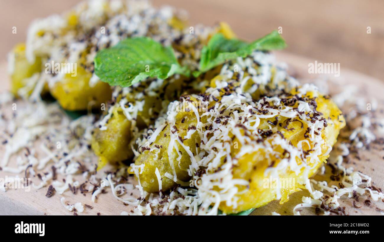 Pisang Goreng Keju” is a Malaysian and indonesian delicacy, Banana fritters  topped with plenty of cheese, grated chocolates and condensed milk Stock  Photo - Alamy, image size:1300x821