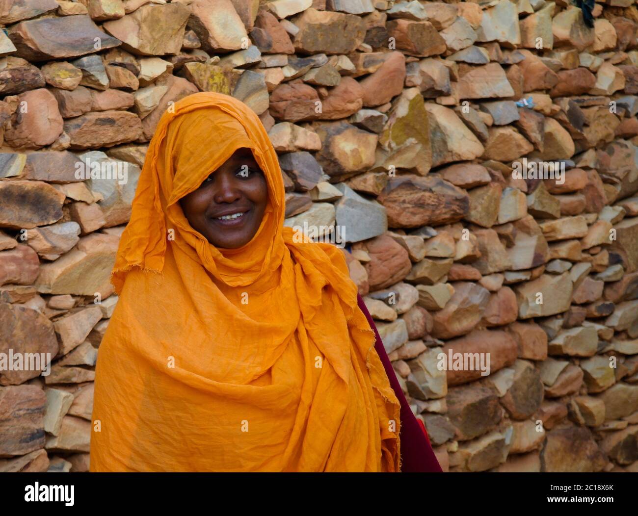 Portrait of mauritanian woman in national dress Melhfa , Chinguetti, Mauritania Stock Photo