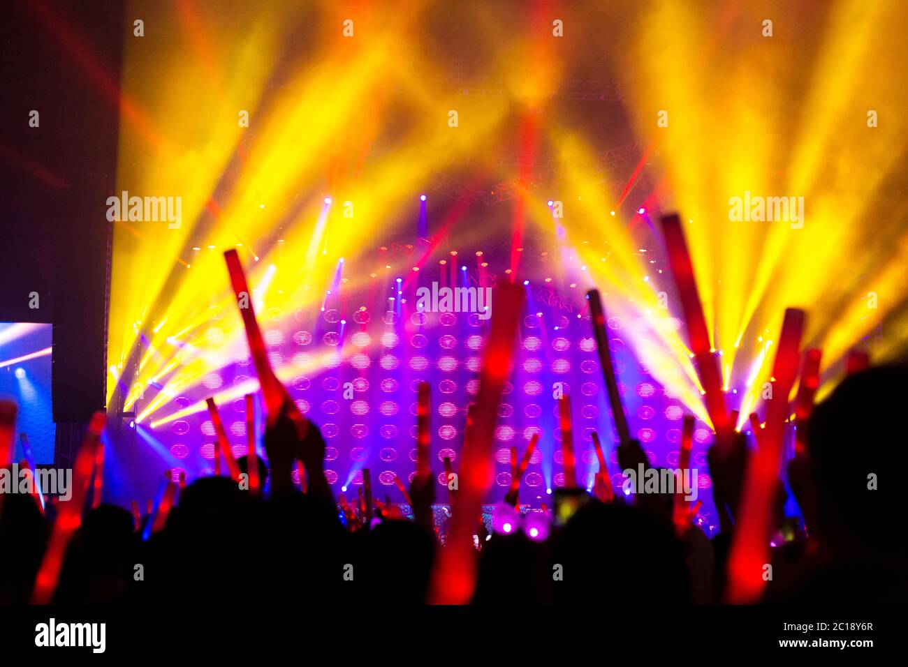 Very crowded concert hi-res stock photography and images - Alamy