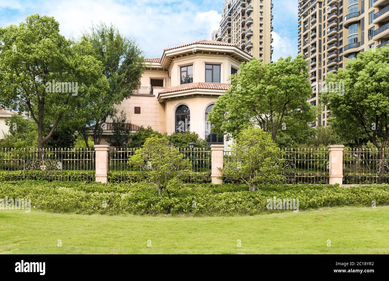 Urban residential buildings green hi-res stock photography and images ...