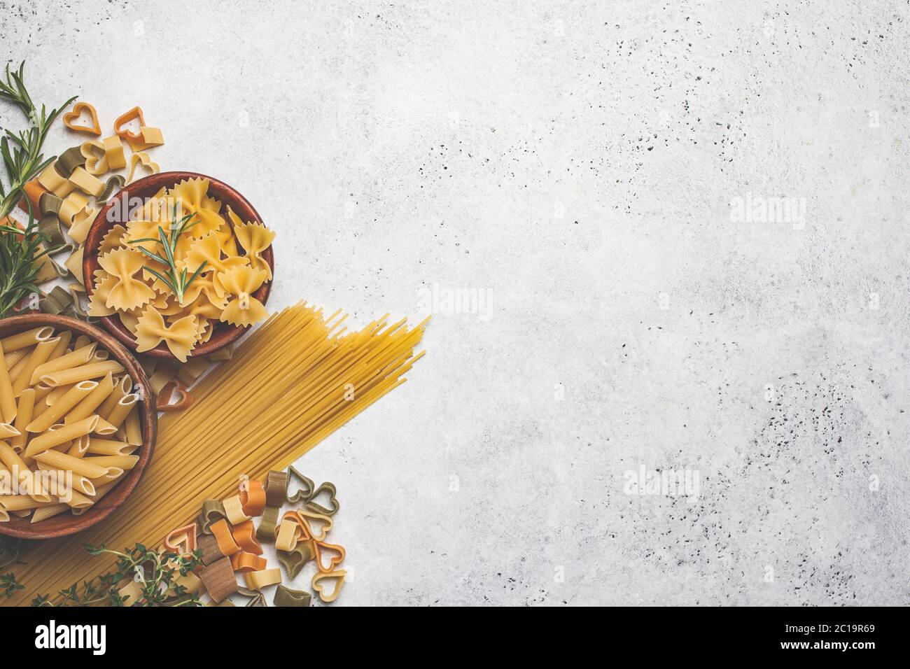 Nền pasta sống mang đến sự tươi mới, sạch sẽ và trẻ trung cho không gian của bạn. Những mảng màu sáng tạo nên sự sinh động, đầy màu sắc với tinh túy của các loại pasta đặc trưng. Hãy cùng khám phá hình ảnh tuyệt đẹp này để tạo ra một không gian ấn tượng nhất cho nhà hàng của bạn.