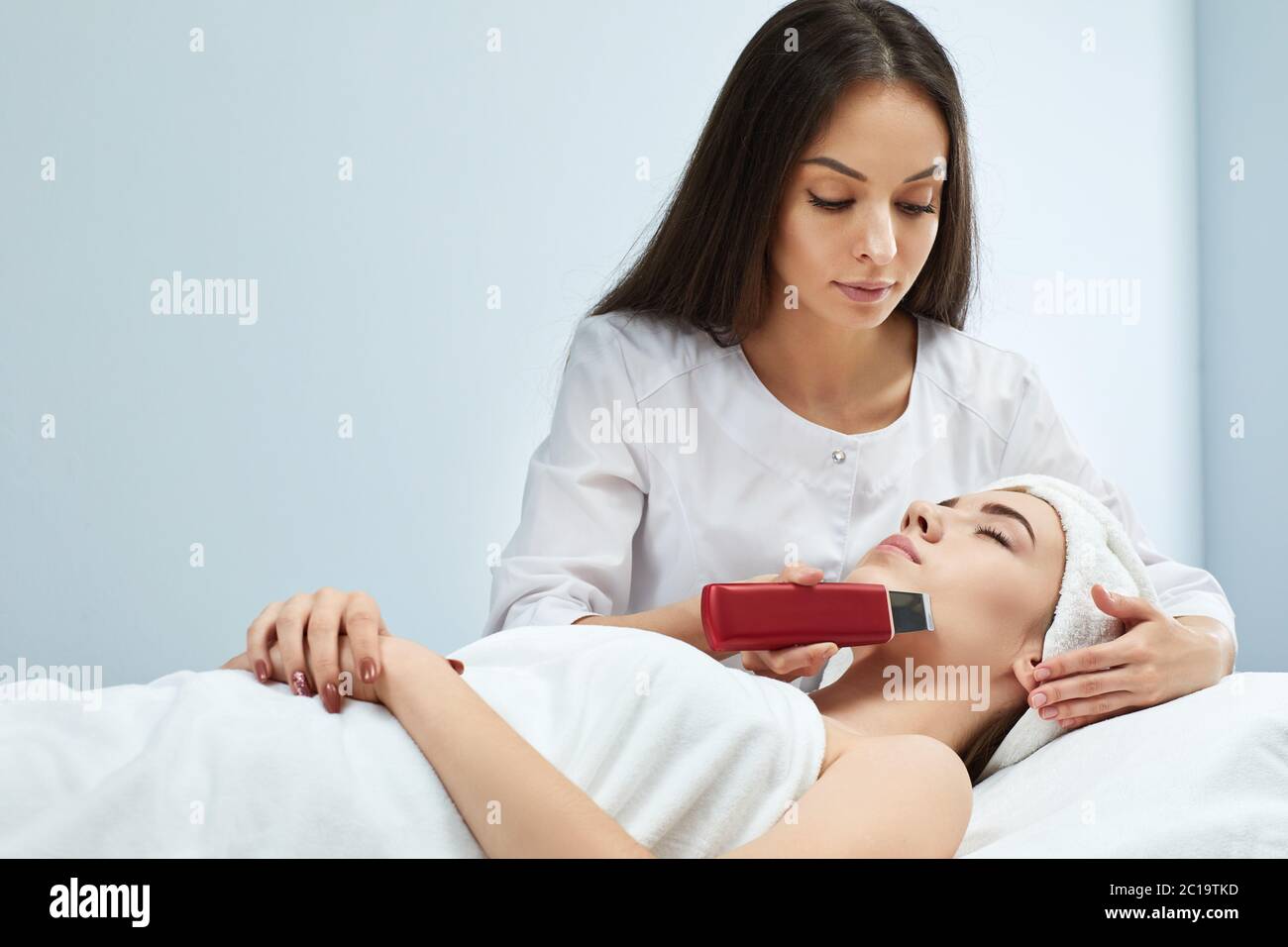 Ultrasound facial procedure hi-res stock photography and images - Alamy