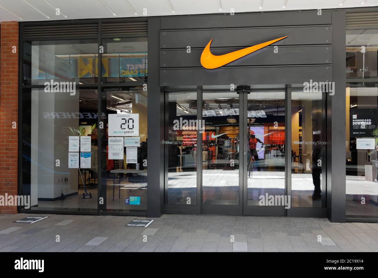 is the nike outlet open today
