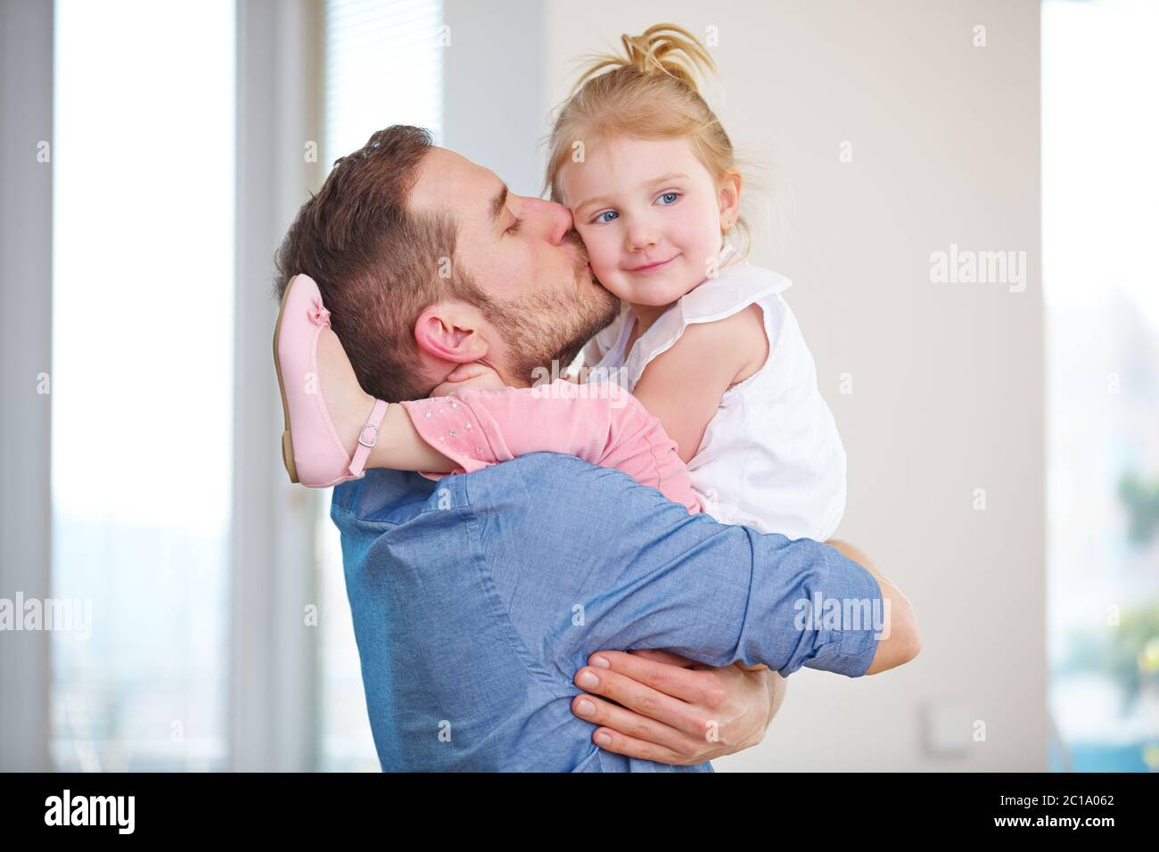 Мама папа целует. Папа целует дочку. Отец целует дочь в щеку. Дочь целует папу. Дочка целует папу в щечку.