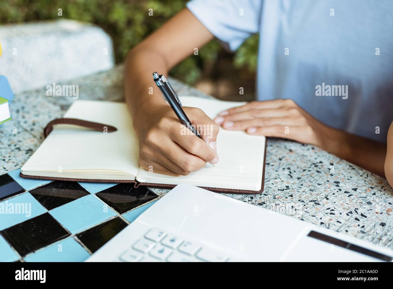 close up of woman's hands hold pen and writing in notepad Stock Photo ...